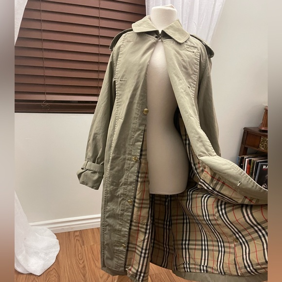Vintage olive Burberry trench coat - Picture 6 of 13